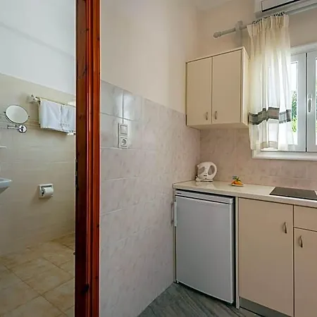 Irene - Beachfront Апарт-отель Парос